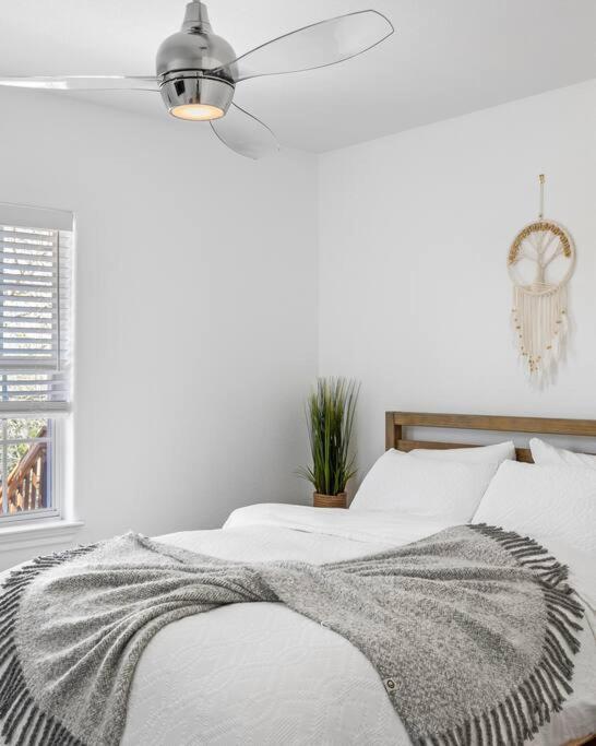 Zen Austin Home With A Cozy Tree House ภายนอก รูปภาพ