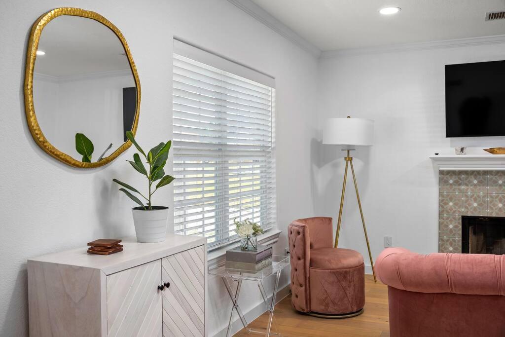 Zen Austin Home With A Cozy Tree House ภายนอก รูปภาพ