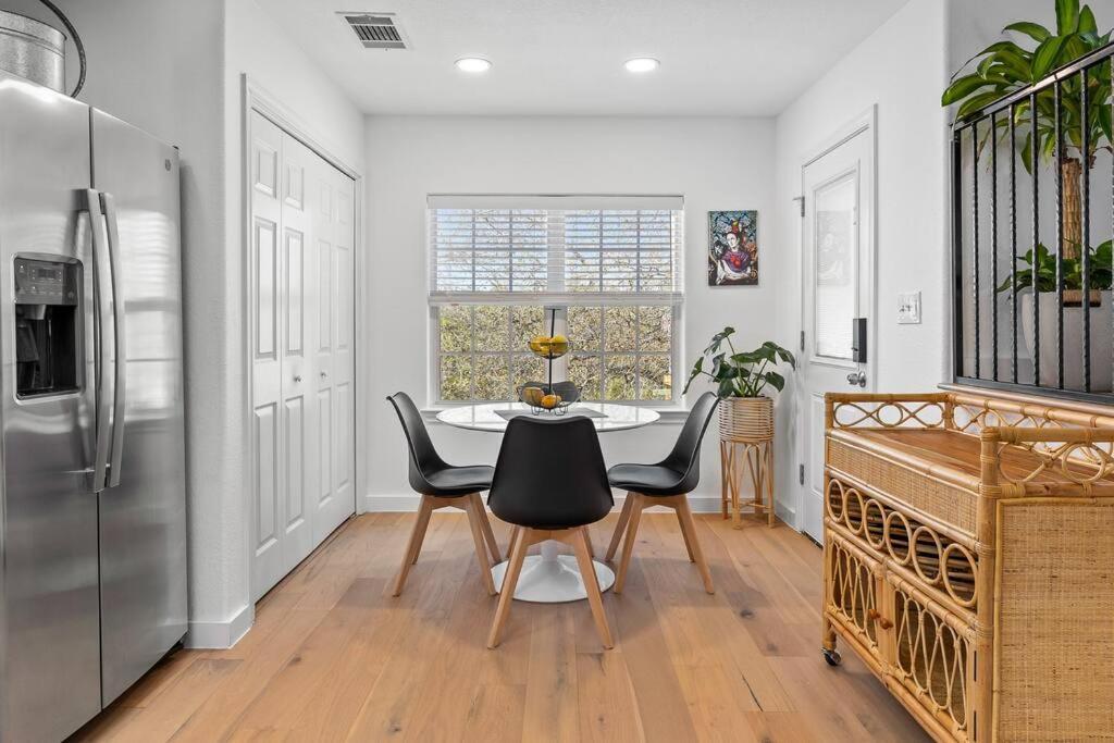 Zen Austin Home With A Cozy Tree House ภายนอก รูปภาพ