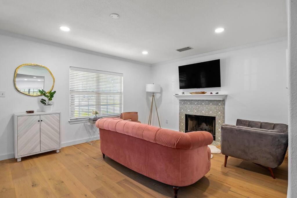 Zen Austin Home With A Cozy Tree House ภายนอก รูปภาพ