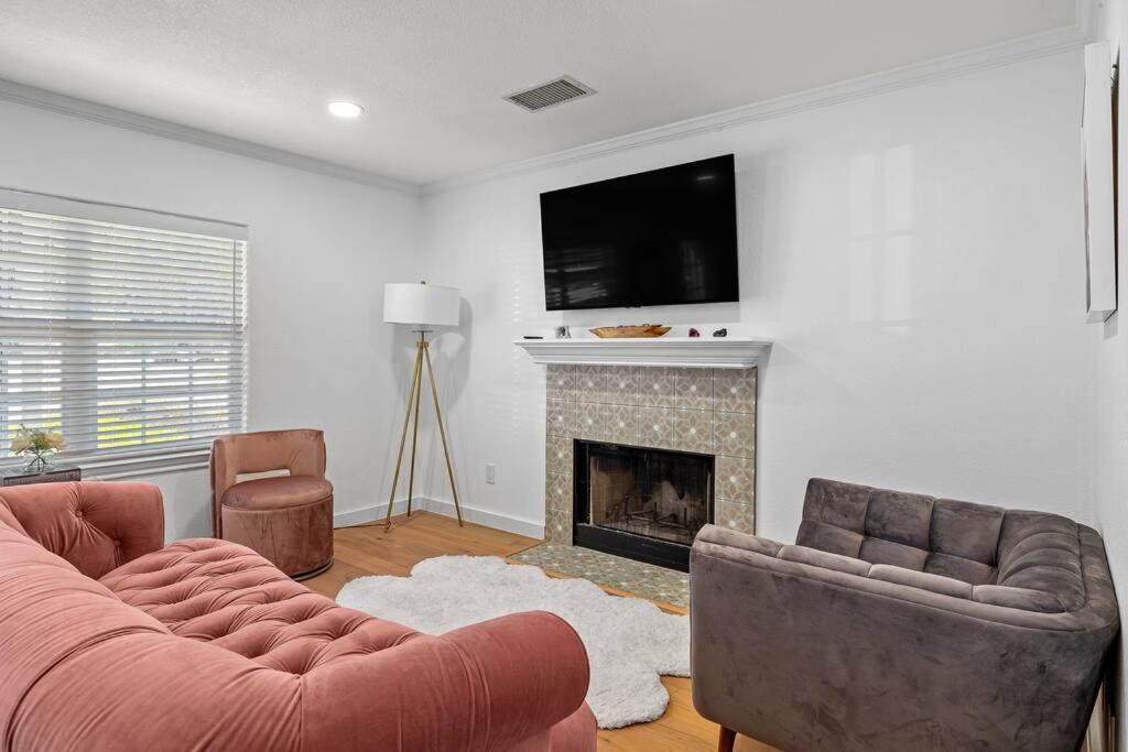 Zen Austin Home With A Cozy Tree House ภายนอก รูปภาพ