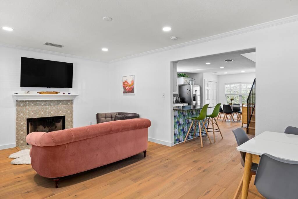 Zen Austin Home With A Cozy Tree House ภายนอก รูปภาพ