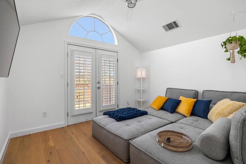 Zen Austin Home With A Cozy Tree House ภายนอก รูปภาพ